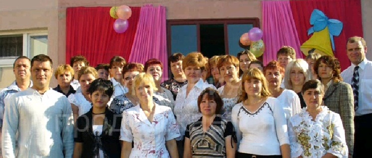 Педагогический коллектив с директором Поперечневой С.В..